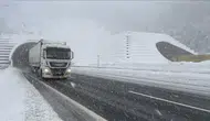 Uzun yola çıkacaklar dikkat : Anadolu Otoyolu'nda kar yağışı etkisini artırdı