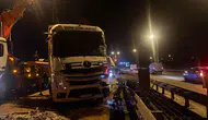 Büyükçekmece TEM Otoyolu'nda tır devrildi : Sürücü yaralandı