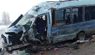 Hakkari Yüksekova'da otobüs ve minibüs çarpıştı :  Çok sayıda yaralı var