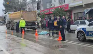 Adana'da karşıya geçerken tırın çarptığı yaya öldü : Aynı yerde 2 gün önce eşine de araba çarpmış
