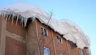 Ağrı'da çatıdan buz düştü : 1 kişi yaralandı