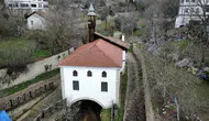 Safranbolu’da altından dere geçen tarihi Lütfiye Camisi turistlerin ilgi odağı
