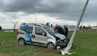 Tekirdağ Çorlu'da kaza : Araç aydınlatma direğine çarptı