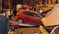Üsküdar’da kontrolden çıkan otomobil iş yerine daldı : Sürücü yaralandı