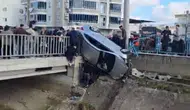 Mersin'de iki otomobil çarpıştı : Araçlardan biri köprüde asılı kaldı