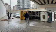 Gaziantep Şehitkamil’de damperi köprüye çarpan kamyon yan yattı