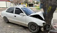 Hatay'da kaza : 17 yaşındaki sürücü ağaca çarptı