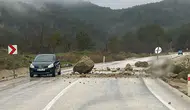Bolu’da dağdan kopan kayalar yola düştü : Sürücüler son anda kurtuldu