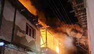 Uşak'ta yangın : 2 katlı ev alev alev yandı