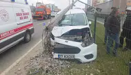 Bursa'da otomobil aydınlatma direğine çarptı : 2 yaralı