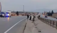 Afyonkarahisar'da feci kaza ! Araç refüje devrildi , 3'ü çocuk 5 kişi yaralandı