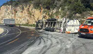 Antalya'da muz yüklü tır devrildi : Sürücü kendi imkanlarıyla çıktı