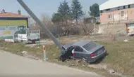 Kütahya Tavşanlı’da otomobil elektrik direğine çarptı : 1 yaralı