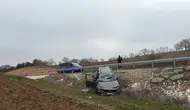 Bilecik’te direksiyon hakimiyetini kaybeden sürücü tarlaya uçtu : 1 yaralı