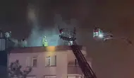 Üsküdar’da 5 katlı binanın çatı katında yangın çıktı