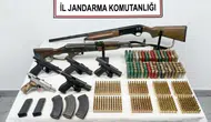 Diyarbakır'da kaçak silah operasyonu : AK-47 ve çok sayıda tabanca ele geçirildi