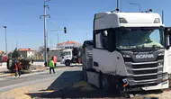 Konya'da tırın çarptığı traktör ikiye bölündü : Sürücüler yaralandı