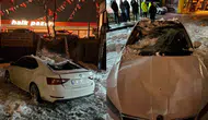 Erzurum'da çatıdan düşen kar park halindeki otomobili hurdaya çevirdi