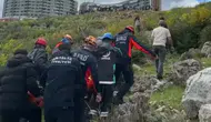 Antalya'da kayalıklara düşen kadın kurtarıldı