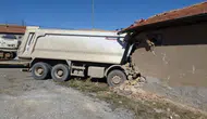 Malatya'da hafriyat kamyonu eve girdi : Sürücü yaralandı