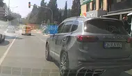 İzmir'de trafikte tehlikeli anlar : Önce aracı sıkıştırdı, sonra kırmızı ışıkta geçti