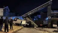 Kayseri’de takla atan otomobil sitenin girişini yıktı : Sürücü yaralandı