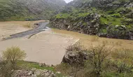 Hakkari'de dere taştı, kara yolu ulaşıma kapandı