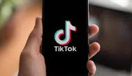 TikTok'ta elinde bıçakla dehşet saçtı : 'Türbanlı annenizin kafasını keserim'