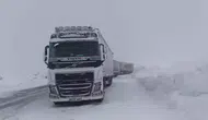 Ardahan Ilgar Dağı Geçidi’nde kar ve buzlanma engeli : Tırlar yolda kaldı!