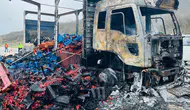 Tokat’ta çilek yüklü kamyon alev alev yandı