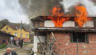 Kastamonu'da iki katlı ev alev alev yandı