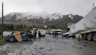 Bitlis Tatvan’da feci kaza : Tırla otomobil çarpıştı, 2 ölü, 1 yaralı