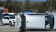 Kırıkkale’de korkutan kaza : İki otomobil çarpıştı, bir araç devrildi!