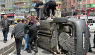 Diyarbakır'da kaldırıma çarpan araç yan yattı