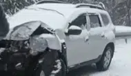 Kars'ta kar yağışı nedeniyle 2 araç çarpıştı : 1 kişi yaralandı