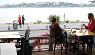 Türkiye'deki bir kafe, insanların yeniden birbirleriyle konuşması için dizüstü bilgisayarları yasakladı