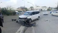Antalya'da otomobil ve hafif ticari araç çarpıştı : Bir sürücü yaralandı