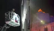 Küçükçekmece'de otel yangını ! Mahsur kalan 2 kişi oksijen desteğiyle hayata tutundu