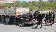 Kayseri kamyonun altına giren otomobilde anne öldü , oğlu yaralandı
