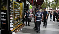 Kuşadası’nda sıfır işgaliye denetimi : Turistik çarşılarda kaldırım operasyonu
