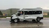 Ankara'da karşı şeride geçen tır, minibüse çarptı : 11 yaralı