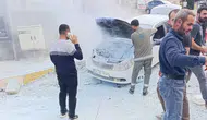 Diyarbakır'da seyir halindeki otomobil alev alev yandı