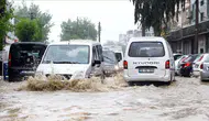 Bolu’da sağanak ve dolu yağışı hayatı durdurdu : Alt geçit ve yollar göle döndü