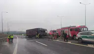 Çekmeköy’de bariyere çarpan tır alev aldı ! Sürücü son anda kurtuldu