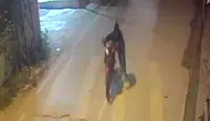 Adana'da hırsızlık anı kamerada : Çalınan motosikletinin peşinden koştu ama yetişemedi