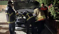 Antakya'da otomobilin motoruna sıkışan kediyi itfaiye kurtardı