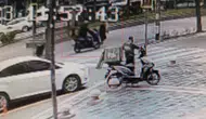 Batman'da motosiklet yayaya çarptı : O anlar kamerada