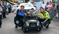Kocaeli polisinden 2 yaşındaki Lösemi hastası Halime'ye sürpriz ziyaret