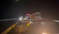 Erzincan'da tır devrildi : Yol 3 saat ulaşıma kapandı