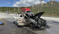 Erzurum'da seyir halindeyken yanan otomobil demir yığınına döndü